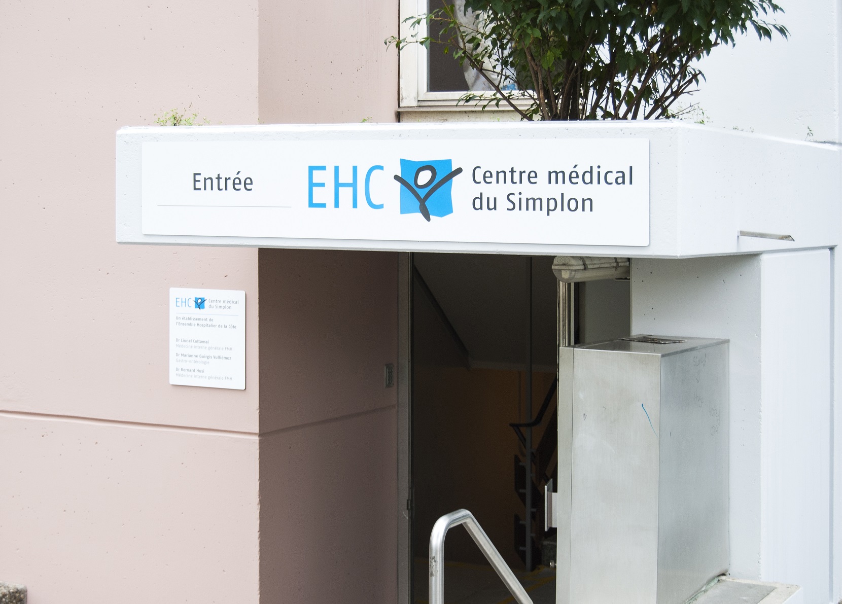 Entrée du Centre médical du Simplon EHC à deux pas de la gare de Renens, avec des médecins généralistes et des consultations spécialisées